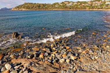 Sardinya 'nın kayalık kıyısındaki Porto Frailis' in manzarası - Arbatax, Tortol, Ogliastra, İtalya - 19 Mayıs 2919