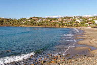 Sardinya 'nın kayalık kıyısındaki Porto Frailis' in manzarası - Arbatax, Tortol, Ogliastra, İtalya - 19 Mayıs 2919