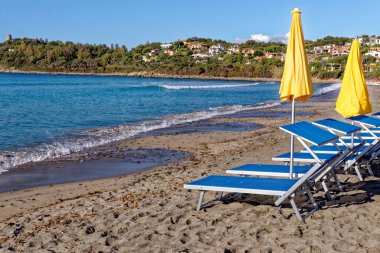 Sardinya 'nın kayalık kıyısındaki Porto Frailis' in manzarası - Arbatax, Tortol, Ogliastra, İtalya - 19 Mayıs 2919