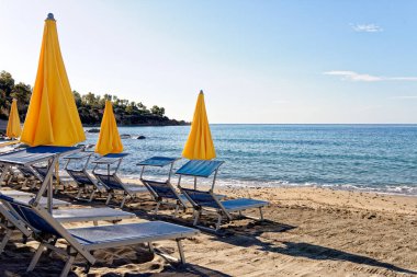 Sardinya 'nın kayalık kıyısındaki Porto Frailis' in manzarası - Arbatax, Tortol, Ogliastra, İtalya - 19 Mayıs 2919