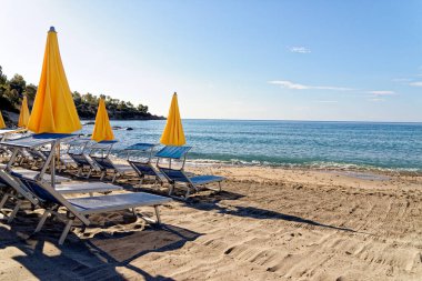 Sardinya 'nın kayalık kıyısındaki Porto Frailis' in manzarası - Arbatax, Tortol, Ogliastra, İtalya - 19 Mayıs 2919