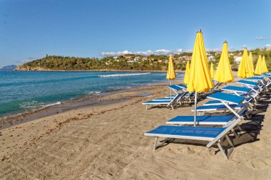 Sardinya 'nın kayalık kıyısındaki Porto Frailis' in manzarası - Arbatax, Tortol, Ogliastra, İtalya - 19 Mayıs 2919