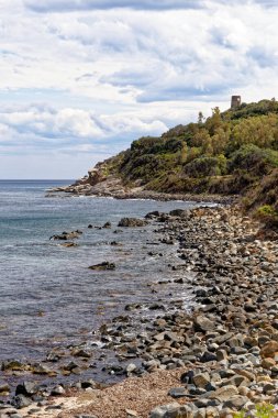 Sardinya 'nın kayalık kıyısındaki Porto Frailis' in manzarası - Arbatax, Tortol, Ogliastra, İtalya - 19 Mayıs 2919