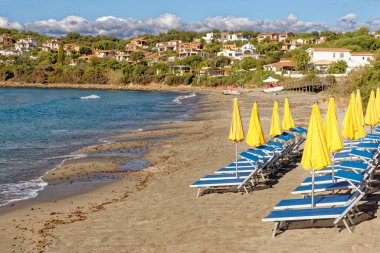 Sardinya 'nın kayalık kıyısındaki Porto Frailis' in manzarası - Arbatax, Tortol, Ogliastra, İtalya - 19 Mayıs 2919