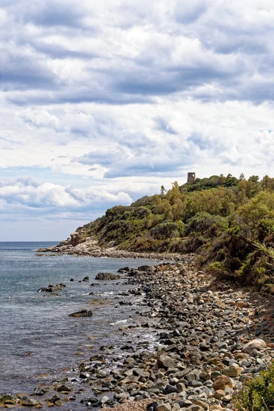 Sardinya 'nın kayalık kıyısındaki Porto Frailis' in manzarası - Arbatax, Tortol, Ogliastra, İtalya - 19 Mayıs 2919