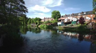 18 Mayıs 2020 Reading, Berkshire, İngiltere 'de Kennet Nehri ve Kennet ve Avon Kanalı boyunca yürümek