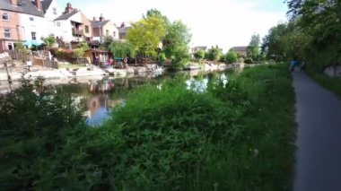 18 Mayıs 2020 Reading, Berkshire, İngiltere 'de Kennet Nehri ve Kennet ve Avon Kanalı boyunca yürümek