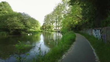18 Mayıs 2020 Reading, Berkshire, İngiltere 'de Kennet Nehri ve Kennet ve Avon Kanalı boyunca yürümek