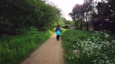 18 Mayıs 2020 Reading, Berkshire, İngiltere 'de Kennet Nehri ve Kennet ve Avon Kanalı boyunca yürümek