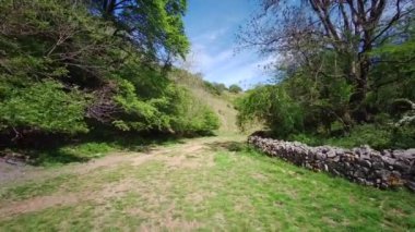 Somerset, İngiltere 'deki Cheddar Gorge manzarası - Mendip Hills, Cheddar, Somerset Birleşik Krallık' ta bir kireçtaşı vadisi - 25 Mayıs 2020