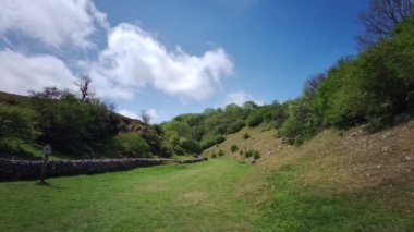 Somerset, İngiltere 'deki Cheddar Gorge manzarası - Mendip Hills, Cheddar, Somerset Birleşik Krallık' ta bir kireçtaşı vadisi - 25 Mayıs 2020