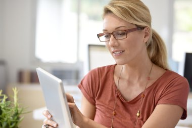  Dijital Tablet Üzerinde Çalışan Kadın