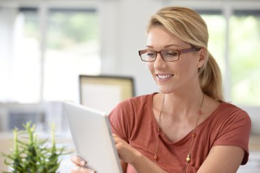  Dijital Tablet Üzerinde Çalışan Kadın