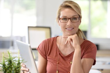  Dijital Tablet Üzerinde Çalışan Kadın