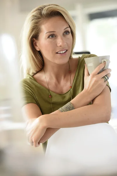 Vrouw drinken van hete thee — Stockfoto