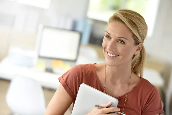 Zakenvrouw bedrijf laptop — Stockfoto