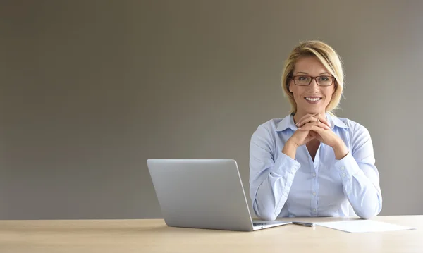 Bizneswoman korzystająca z laptopa — Zdjęcie stockowe