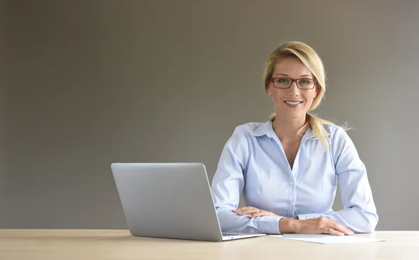 Бізнес-леді за допомогою ноутбука — стокове фото