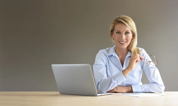 Donna d'affari utilizzando il computer portatile — Foto Stock