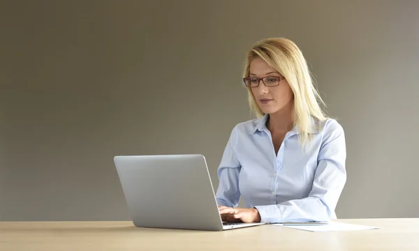 Zakenvrouw Werken op Laptop — Stockfoto