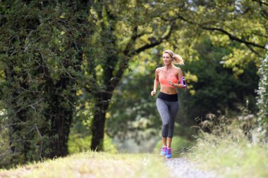  atletik kadın ormanda çalışan