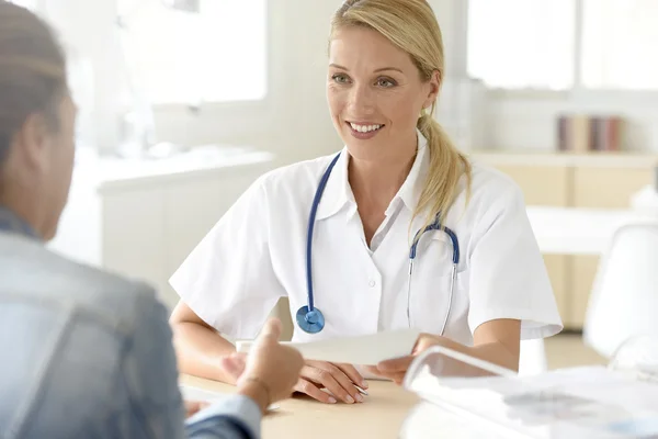 Arzt gibt Patient Rezept — Stockfoto