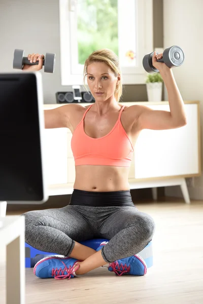 Fitness menina levantando halteres — Fotografia de Stock