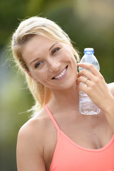 Woman  drinking water after exercising — Stock Photo, Image