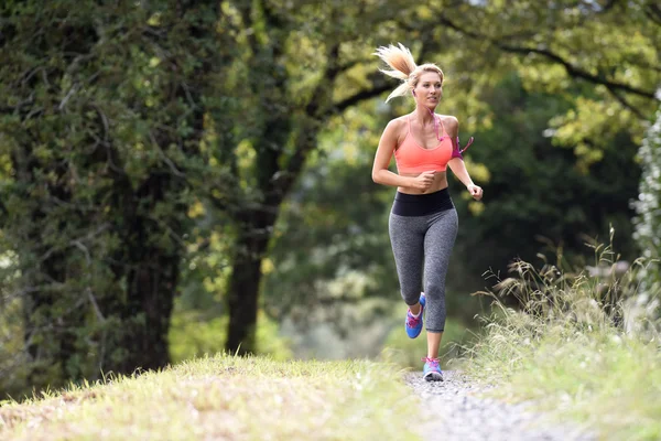 Donna atletica che corre nella foresta — Foto Stock