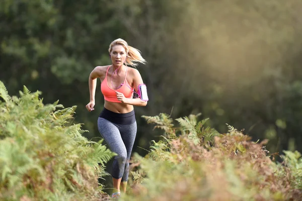 Αθλητική γυναίκα που τρέχει στο δάσος — Φωτογραφία Αρχείου
