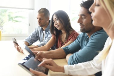  tabletler ve akıllı telefonlar ile toplantı insanlar