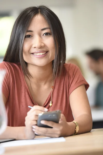 Frau im Büro mit Smartphone — Stockfoto