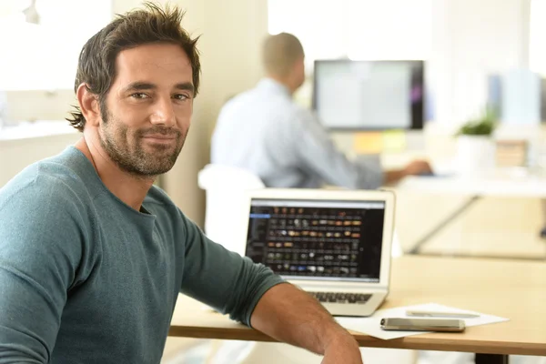 Homem no escritório trabalhando no laptop — Fotografia de Stock