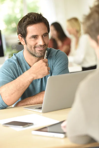 Zakenman in office vergadering — Stockfoto