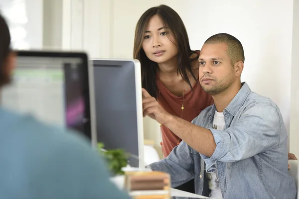 Gente de negocios en oficina trabajando —  Fotos de Stock