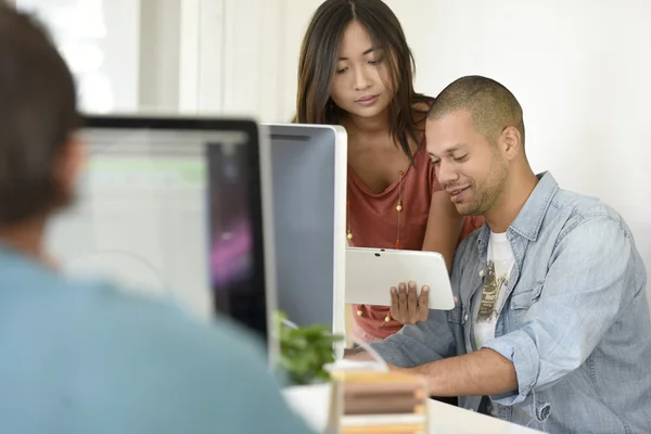 Uomini d'affari in ufficio che lavorano — Foto Stock