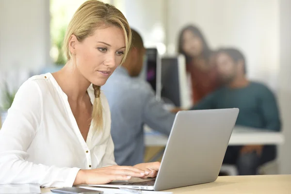 Zakenvrouw in functie — Stockfoto