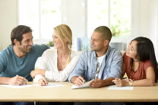 Personer i businessrum — Stockfoto