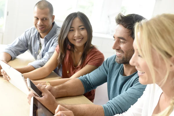 Menschen treffen sich mit Tablets und Smartphones — Stockfoto