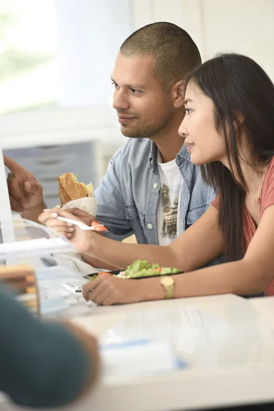 Office-workers having lunch — Stock Photo, Image