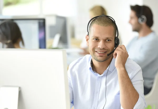 Service operator working in office — Stock Photo, Image