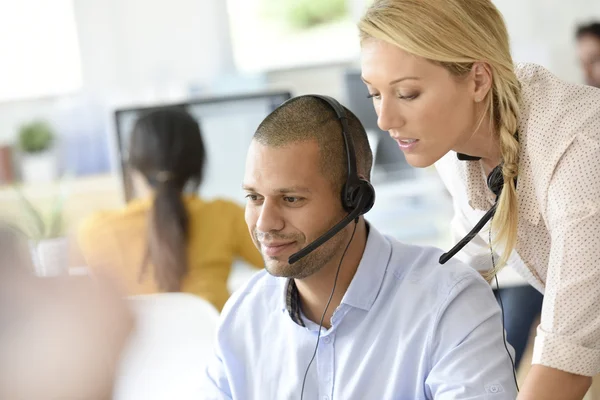 Téléopérateur au bureau avec gestionnaire — Photo