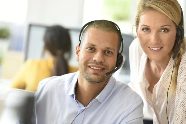 Téléopérateur au bureau avec gestionnaire — Photo