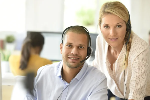 Teleoperatore in carica con manager — Foto Stock