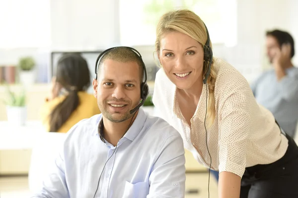 Téléopérateur au bureau avec gestionnaire — Photo