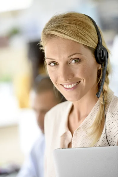 Gestionnaire de service à la clientèle debout — Photo