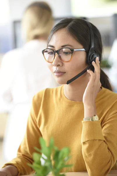 Assistente di servizio che lavora in ufficio — Foto Stock