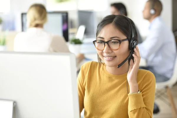 Asistente de servicio que trabaja en la oficina — Foto de Stock