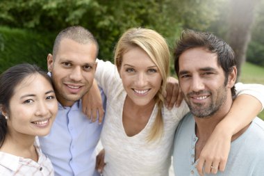 insanlar birlikte eğleniyor