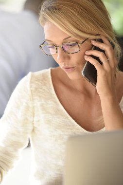 Kadın telefonda konuşurken Office